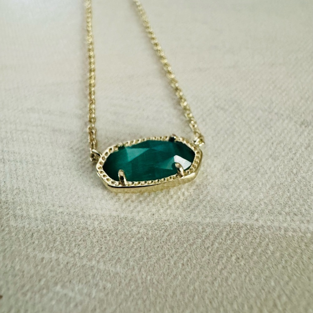 Kendra Scott Green and Gold Necklace with Elegant Gemstone